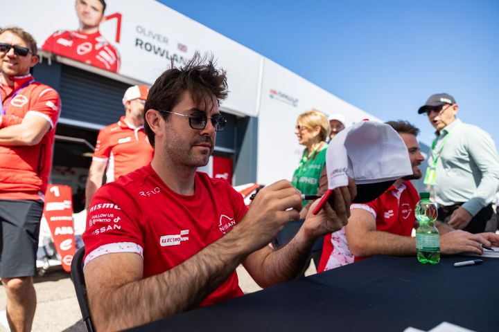 Norman Nato signiert eine Kappe für einen Fan beim Berlin E-Prix