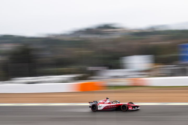 Eine Aufnahme von Norman Nato im Nissan Formel E Rennwagen e‑4ORCE 05 mit der Startnummer 23, der in Madrid mit hoher Geschwindigkeit über die Rennstrecke fährt.