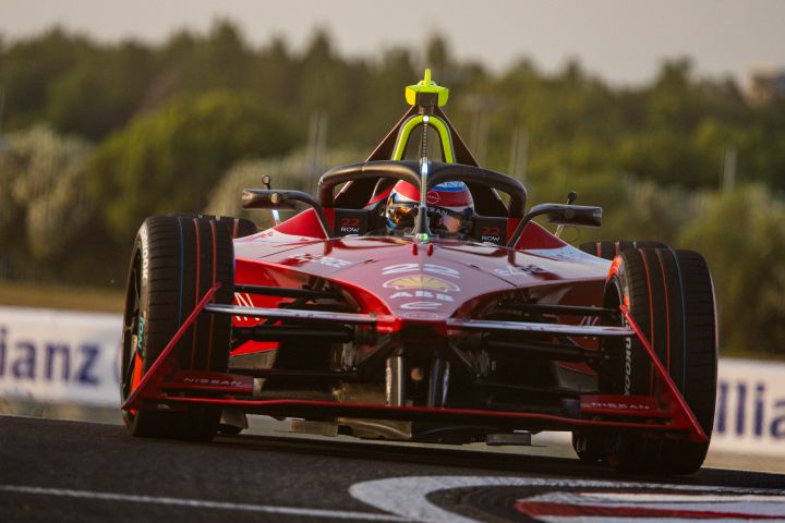 Carro de Fórmula E da Nissan faz curva em pista de corrida
