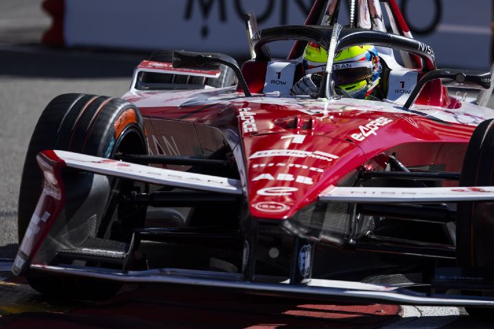 Frontale Nahaufnahme von Oliver Rowland im Nissan Formel E Rennwagen mit der Startnummer 1, der nach rechts abbiegt.