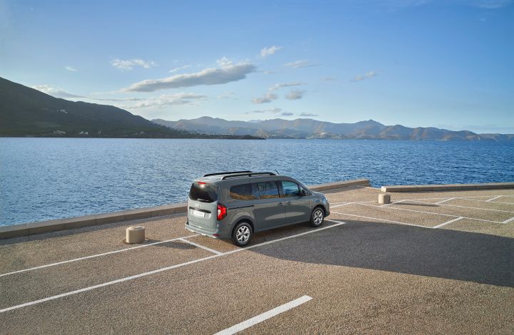 Nissan TOWNSTAR Evalia EV op parkeerplaats aan het water