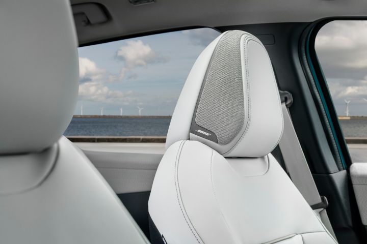Nahaufnahme der integrierten Kopfstützen im neuen Nissan LEAF, darin eingebaut sind BOSE Lautsprecher