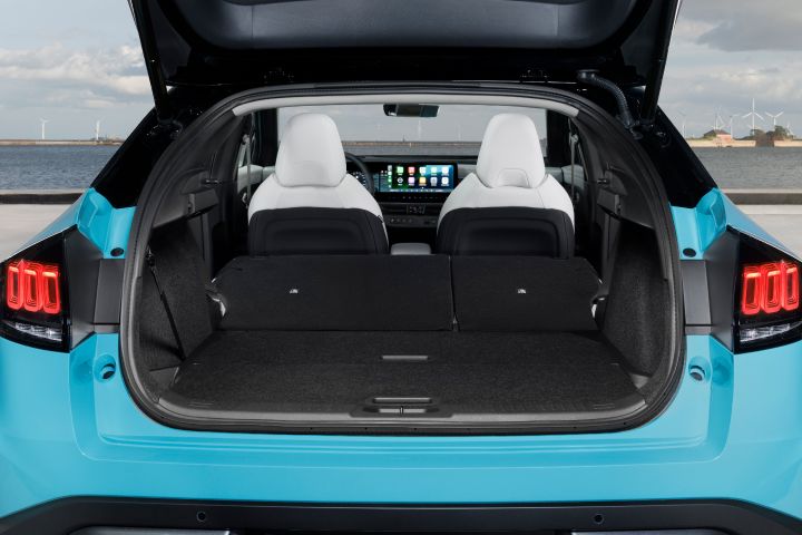 Blick durch die geöffnete Heckklappe ins Innere des Nissan LEAF, die Rücksitze sind umgeklappt