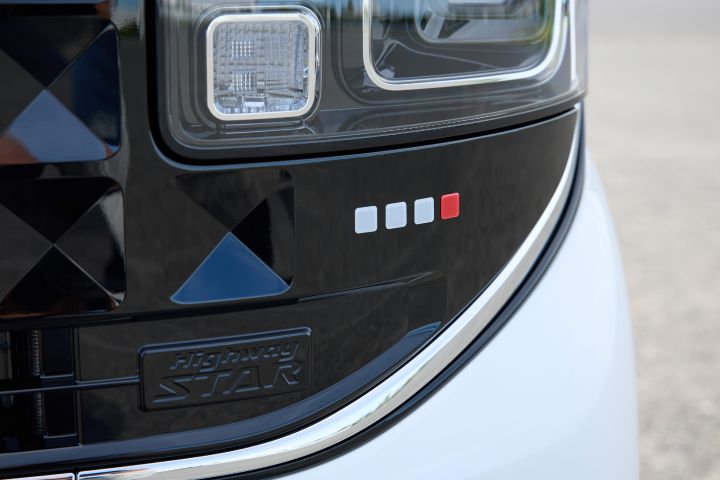 The front section of the new Nissan Roox kei car features grille accent stickers. These stickers add a distinctive touch to the vehicle’s design, providing visual emphasis to the front face.