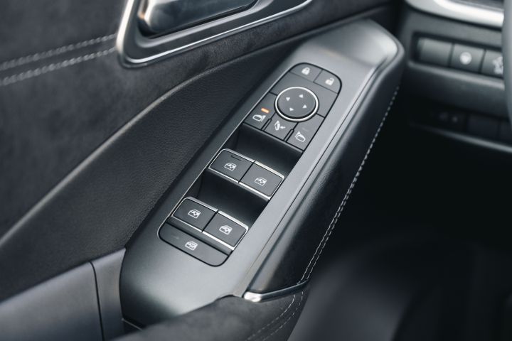 Tasten in der Fahrertür des Nissan Qashqai unter anderem für elektrische Fensterheber und die Spiegeleinstellung