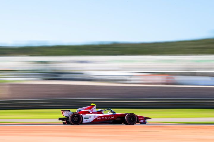 Seitenaufnahme von Norman Nato im Auto Nr. 23 während der Vorsaison-Testfahrten.
