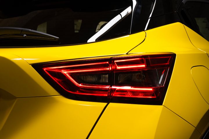 Het achterlicht van een gele Nissan Juke.