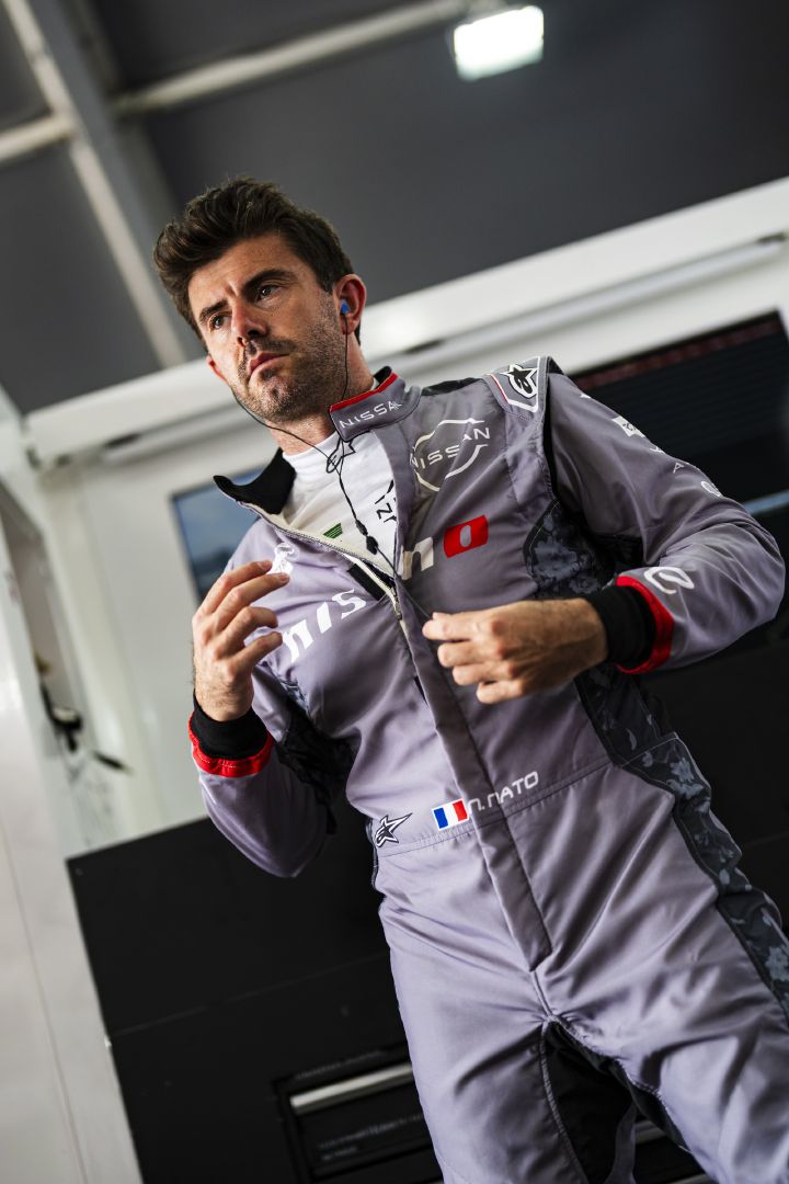 Porträtfoto von Norman Nato, der sich in seinem grauen Nissan Formula E Team-Rennanzug auf eine Session vorbereitet.