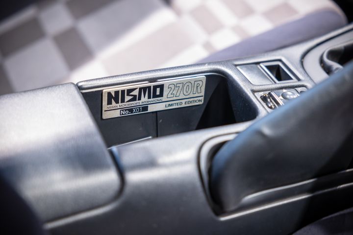 NISMO 270Rロードカー内のNISMO 270Rバッジのクローズアップ
