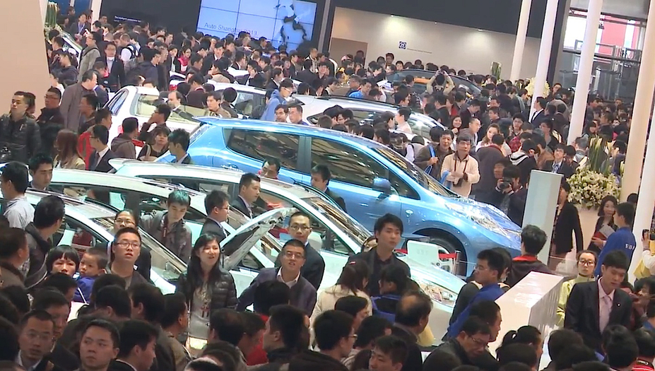 many people around several vehicles