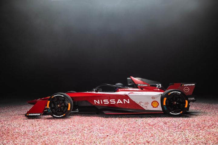 Carro de corrida da Equipe Nissan de Fórmula E visto de lado em um estúdio de fotografia