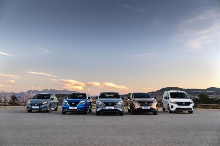 Uma linha de 5 veículos Nissan para um evento exclusivo