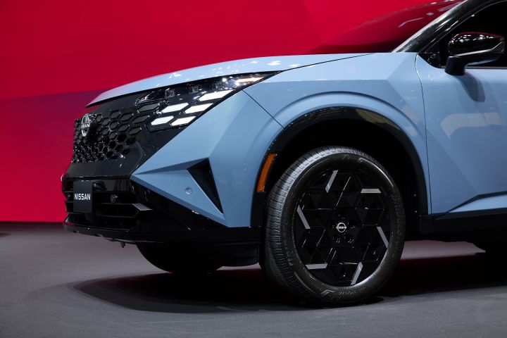 Closed up of the wheel and front left profile on the 2027 Nissan Rogue Hybrid e‑POWER.