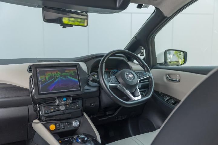 Vista interior do lado do condutor do protótipo Nissan LEAF com condução autónoma