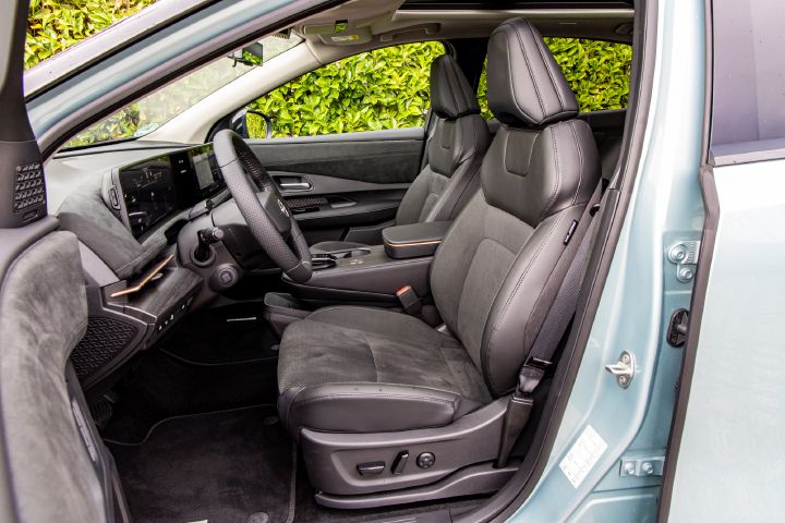 Blick durch die geöffnete Fahrertür in den vorderen Innenraum des Nissan Ariya