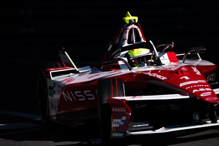 Oliver Rowland fährt mit seinem Nissan Formel E Rennwagen in Monaco in eine Rechtskurve ein