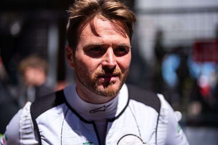 Oliver Rowland trägt vor dem Start eines Rennens eine Kühlweste