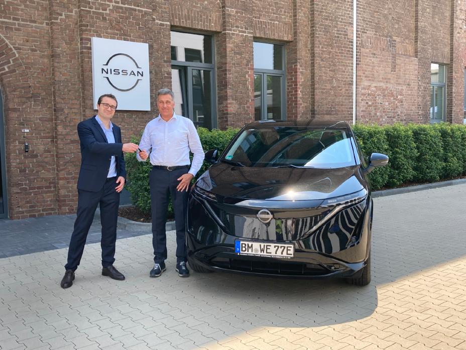 Ralph Manzke, Bürgermeister der Stadt Wesseling, gemeinsam mit Vincent Ricoux, Geschäftsführer der Nissan Deutschland GmbH, bei der Schlüsselübergabe