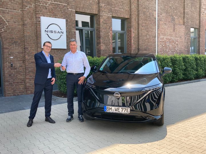 Ralph Manzke, Bürgermeister der Stadt Wesseling, gemeinsam mit Vincent Ricoux, Geschäftsführer der Nissan Deutschland GmbH, bei der Schlüsselübergabe