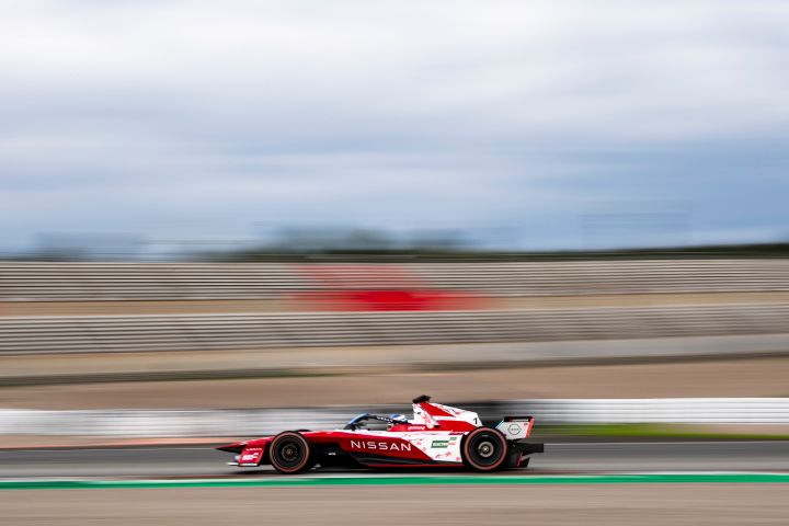 Seitenaufnahme von Oliver Rowland im Wagen mit der Nummer 1 bei hoher Geschwindigkeit während der Vorsaison-Testfahrten in Valencia.