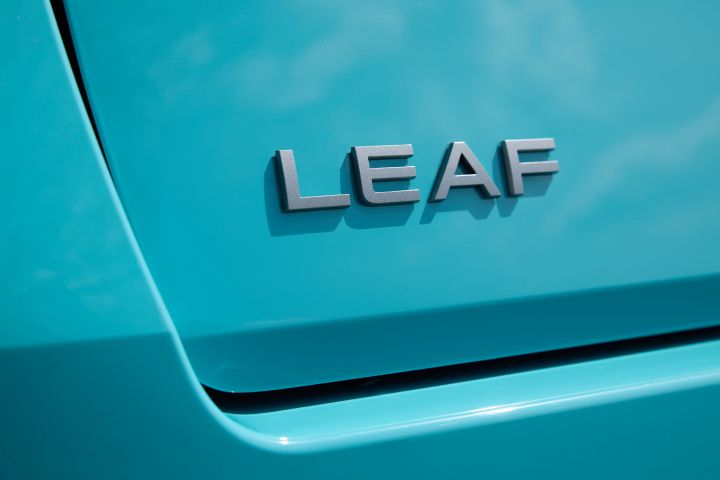 Zbliżenie na zupełnie nowy emblemat Nissana LEAF.