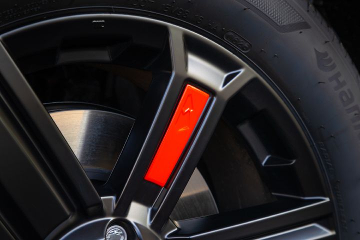 Detailansicht eines roten Einsatzes in der schwarzen Leichtmetallfelge vom Nissan X‑Trail