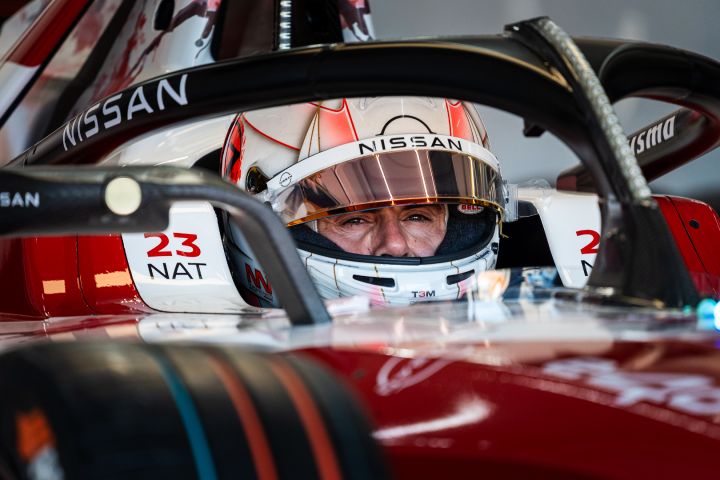 Norman Nato sitzt mit aufgesetztem Helm und hochgeklapptem Visier im Auto mit der Nummer 23 und wartet darauf, während der Vorsaison-Testfahrten in Valencia auf die Strecke zu gehen.
