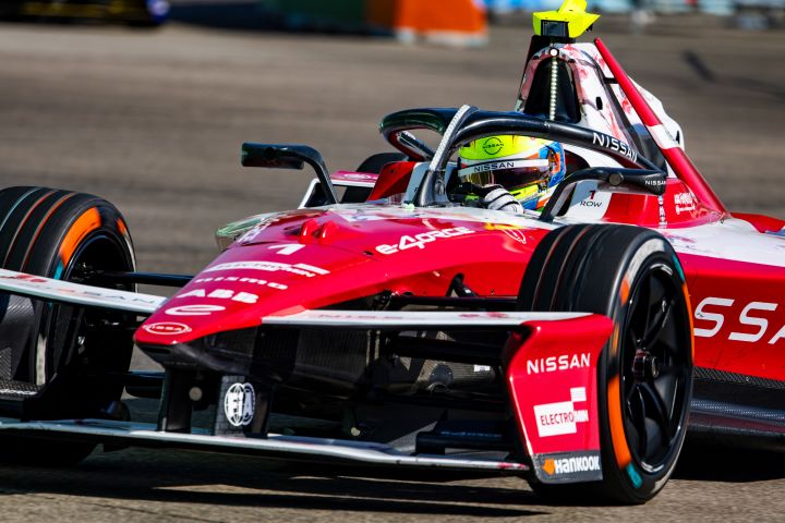 Nahaufnahme des Nissan Formula E Rennwagens von Oliver Rowland beim Einbiegen in eine Linkskurve