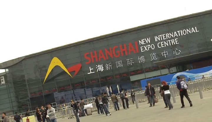 many people outside of the Shanghai New International Expo Centre