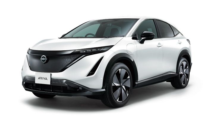 左前方3/4アングルから撮影した日産アリア B9 e‑4ORCE。ボディカラーはプリズムホワイト／ミッドナイトブラック2トーン。