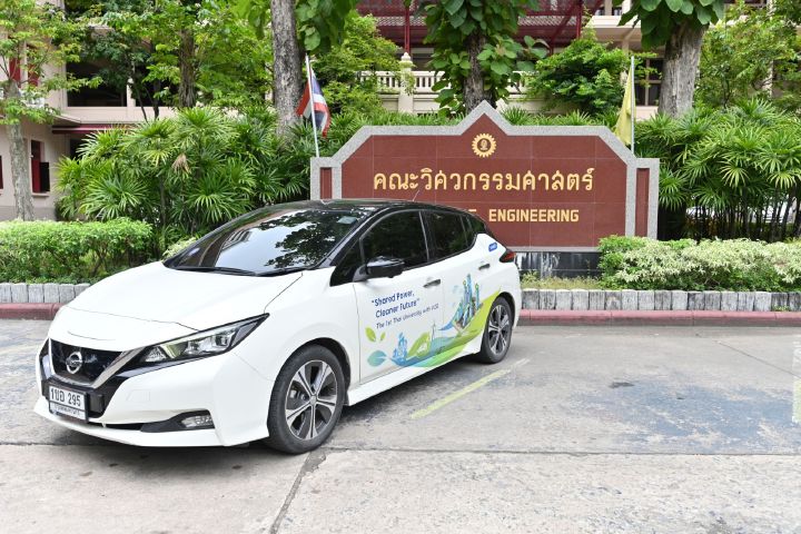 Nissan Ariya parked in front of a building of Faculty of Engineering.