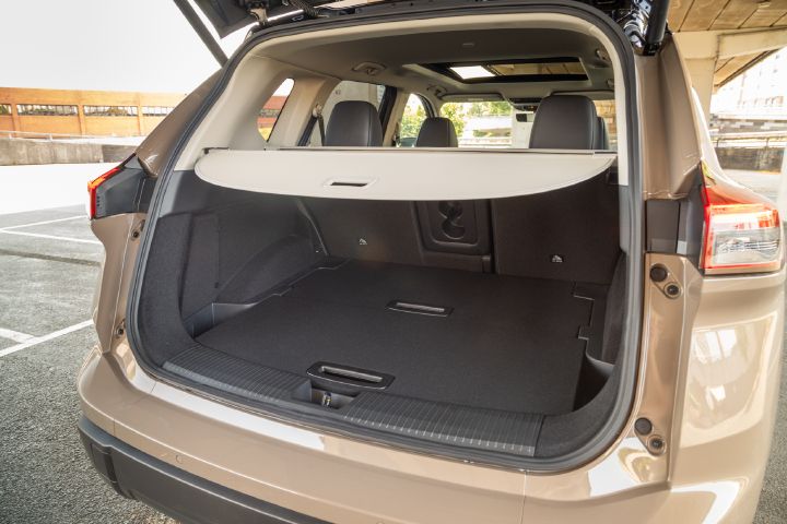 View into the Nissan X‑Trail luggage compartment with the rear seats up and parcel shelf extended