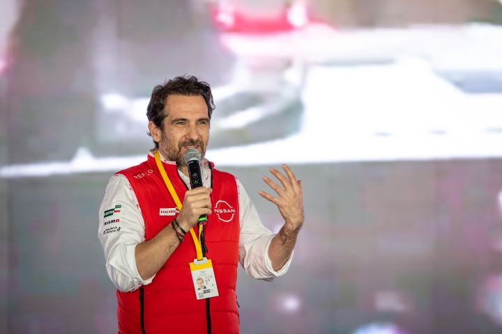 Tommaso Volpe, Geschäftsführer und Teamchef des Nissan Formula E Teams, hält ein Mikrofon in der rechten Hand, während er eine rote Weste des Nissan Formula E Teams trägt und in Mexiko-Stadt eine Rede hält.