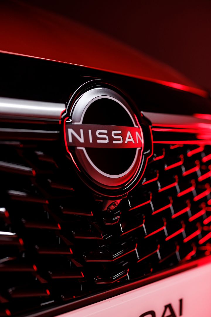 Het logo van Nissan op de voorzijde van de Nissan Qashqai