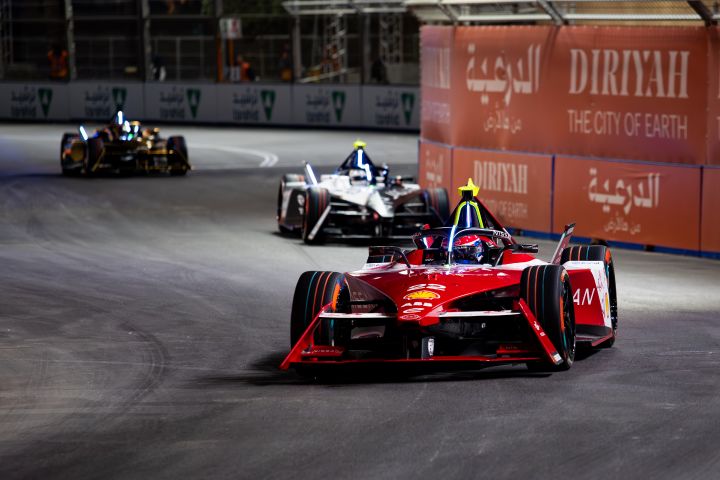 Carros da Equipe Nissan de Fórmula E disputando uma prova em pista de corrida