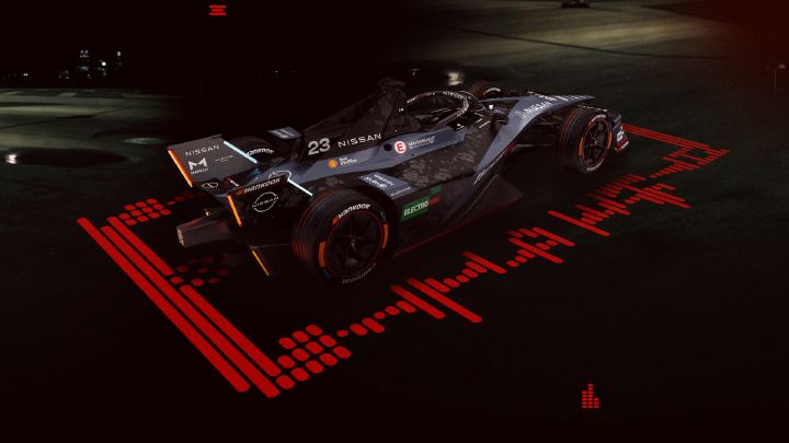 Seiten-/Heckansicht des Nissan e‑4ORCE 05 mit der Startnummer 23 und der einzigartigen, einmalig gestalteten NISMO-Lackierung für den Heim-E-Prix in Japan