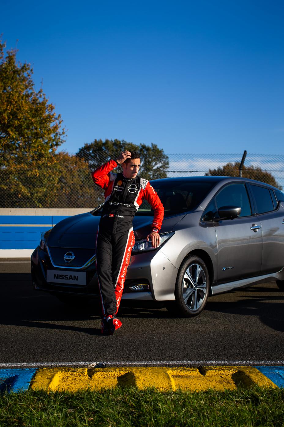 LE PILOTE DE FORMULE E SEBASTIEN BUEMI PASSE  DE LA PISTE A LA ROUTE, TOUJOURS EN ELECTRIQUE