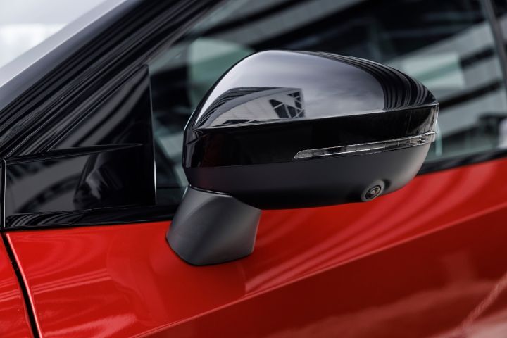 De zwarte buitenspiegel van de nieuwe Nissan Qashqai