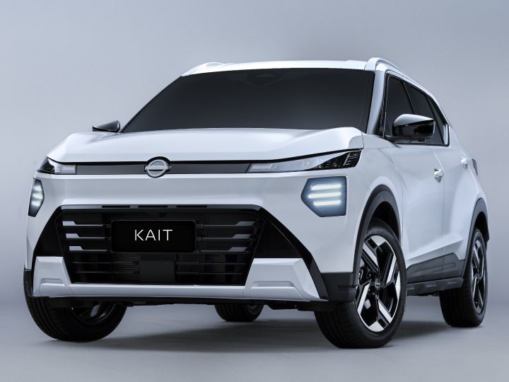 Novo Nissan Kait de ¾ com fundo cinza e farois acesos