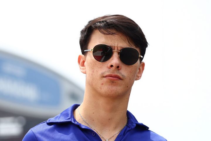 Zane Maloney trägt eine Sonnenbrille und ein blaues Polohemd, Porträtfoto.