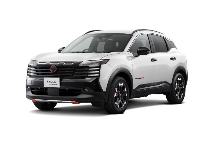 ピュアホワイトパールのボディカラーを採用したキックス「ROCK CREEK」。車両は右向きのフロント3/4アングルで配置され、ブラックのフロントグリルやフェンダーアーチ、ドアミラー、ルーフレールが力強いSUVらしさを演出している。背景は明るいライトグレーの無地スタジオバックグラウンド。