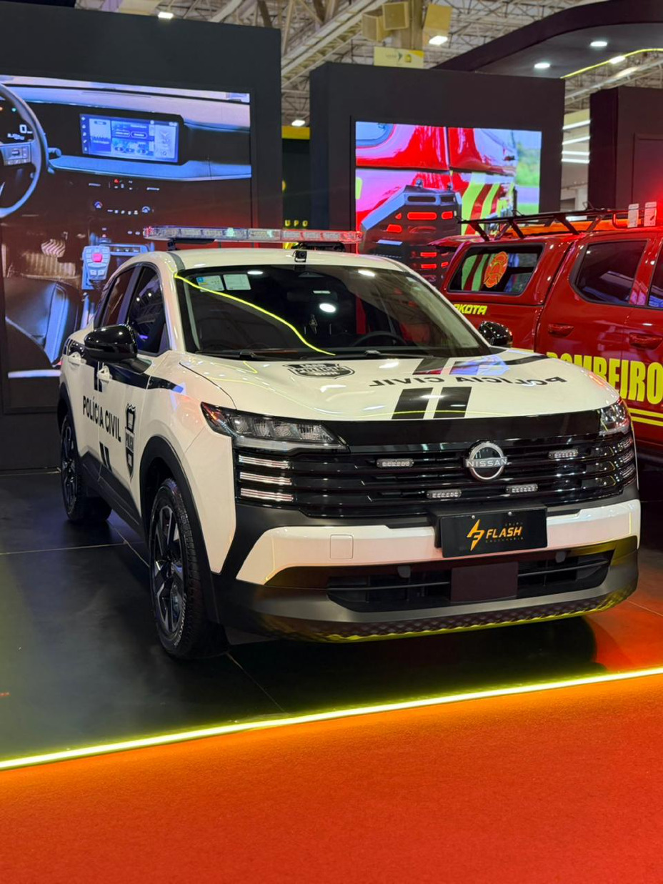 Nissan Kicks em uma feira adaptado para uso da Polícia modificado com luzes na grade dianteira e no teto. Na carroceria há adesivos onde pode-se ler Polícia Civil ao lado de faixas decorativas