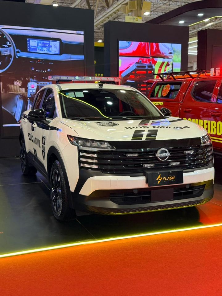 Nissan Kicks em uma feira adaptado para uso da Polícia modificado com luzes na grade dianteira e no teto. Na carroceria há adesivos onde pode-se ler Polícia Civil ao lado de faixas decorativas