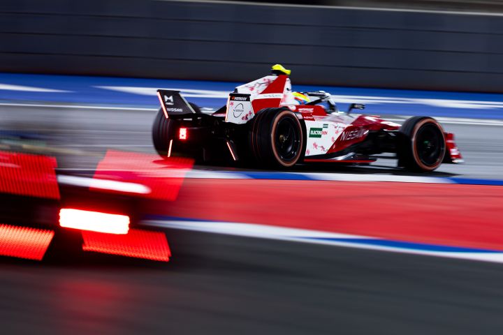Rückansicht von Oliver Rowland am Steuer des Nissan e‑4ORCE 05 mit der Startnummer 1 während des E-Prix-Wochenendes in Dschidda.