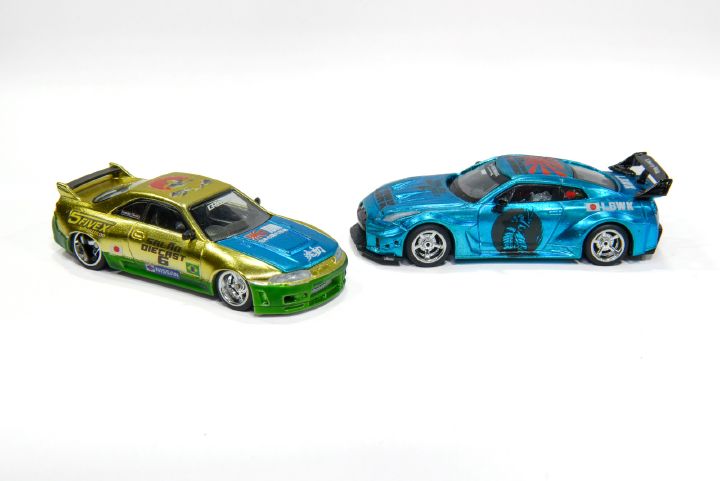 Miniaturas de carros da Nissan na cor dourada e azul