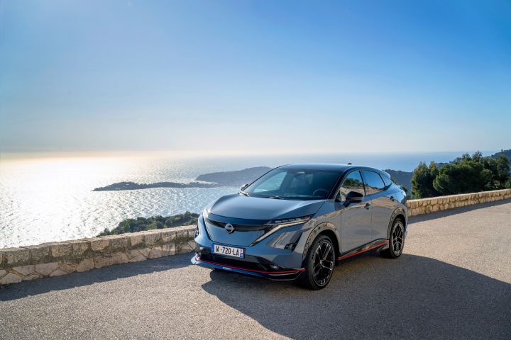 Statisch shot met ¾-hoek van de ARIYA NISMO, met uitzicht op zee op de achtergrond