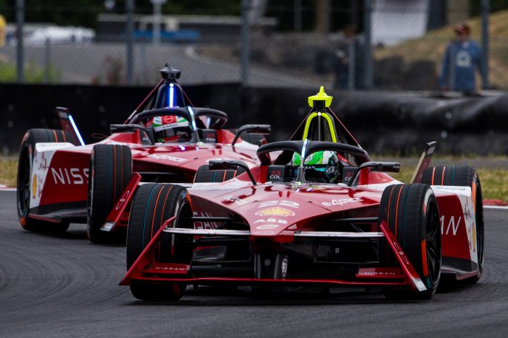 Caio Collet op het circuit in zijn Nissan Formula E Team auto in Portland, over de curbs