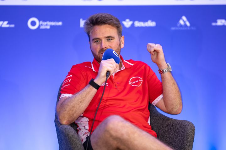 Oliver Rowland spricht während einer Pressekonferenz zur Formel E in ein Mikrofon