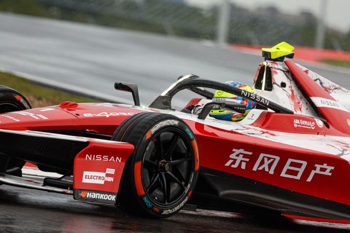 Monoplaza Nissan de Fórmula E compitiendo en el circuito de Shanghái.