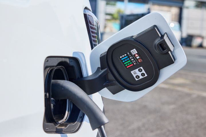 Detailaufnahme vom eingestecktem Ladekabel in der CCS-Steckdose am Nissan Interstar-e mit Bäckereikoffer